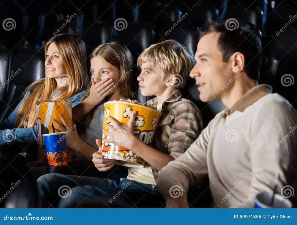 Menikmati film bersama keluarga Keluarga menonton film bersama