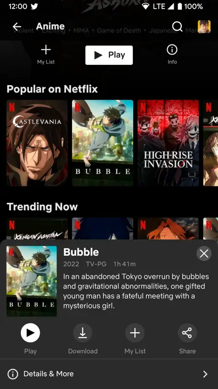 Menikmati Anime di Ponsel Android Gambar seseorang menonton anime di ponsel Android